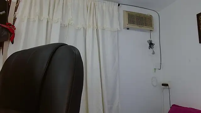 Snapshot of BriggiteSkyAngels chatting on October 6, 2025, 1:36 am BriggiteSkyAngels online show from October 6, 2025, 1:36 am