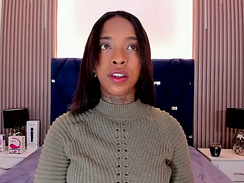 Snapshot of Pauline_Fox chatting on October 27, 2025, 12:47 am Pauline Fox online show from October 27, 2025, 12:47 am