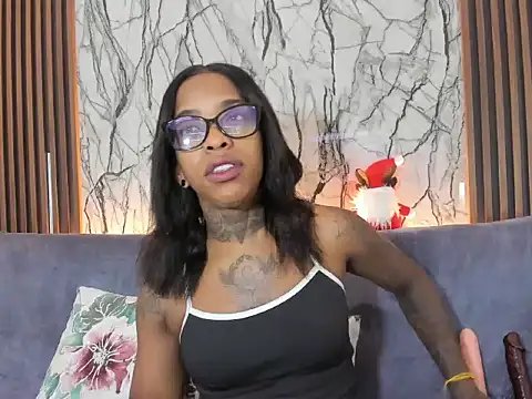 Snapshot of Pauline_Fox chatting on December 4, 2025, 1:04 am Pauline Fox online show from December 4, 2025, 1:04 am