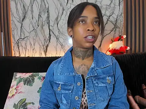 Snapshot of Pauline_Fox chatting on December 14, 2025, 1:33 am Pauline Fox online show from December 14, 2025, 1:33 am