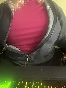 Snapshot of LunoviaXL chatting on November 4, 2025, 11:20 am LunoviaXL online show from November 4, 2025, 11:20 am