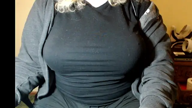 Snapshot of LunoviaXL chatting on November 20, 2025, 9:58 pm LunoviaXL online show from November 20, 2025, 9:58 pm