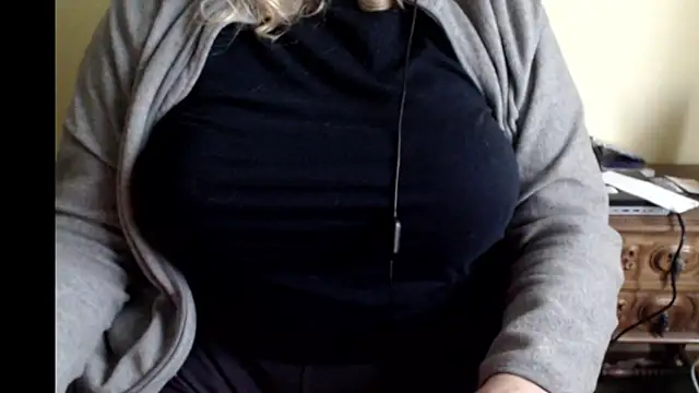 Snapshot of LunoviaXL chatting on December 14, 2025, 4:01 pm LunoviaXL online show from December 14, 2025, 4:01 pm