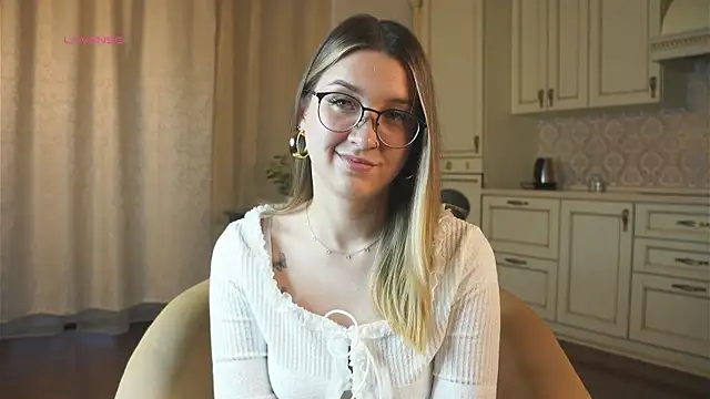 Snapshot of DarelleFaux chatting on October 15, 2025, 3:17 am DarelleFaux online show from October 15, 2025, 3:17 am