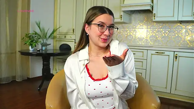 Snapshot of DarelleFaux chatting on November 12, 2025, 3:18 am DarelleFaux online show from November 12, 2025, 3:18 am