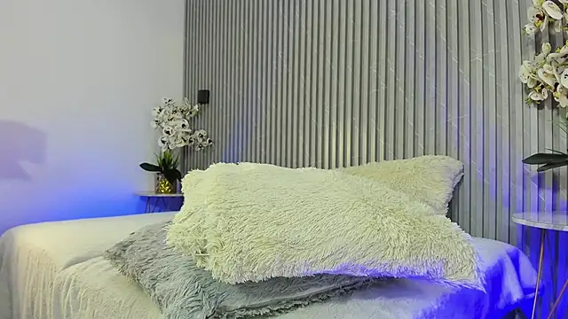 SOPHICOLLINS online show from September 25, 2025, 7:06 pm