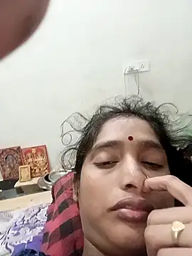 Guriya0076 online show from November 18, 2025, 9:52 pm