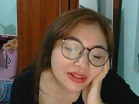 Snapshot of Uhem112 chatting on October 26, 2025, 2:12 pm Uhem112 online show from October 26, 2025, 2:12 pm