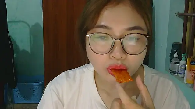 Snapshot of Uhem112 chatting on October 28, 2025, 12:47 am Uhem112 online show from October 28, 2025, 12:47 am