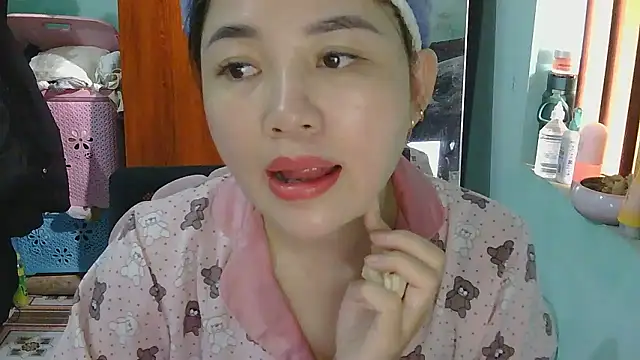 Snapshot of Uhem112 chatting on November 8, 2025, 5:29 am Uhem112 online show from November 8, 2025, 5:29 am