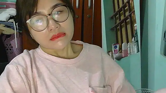 Snapshot of Uhem112 chatting on November 16, 2025, 2:06 am Uhem112 online show from November 16, 2025, 2:06 am