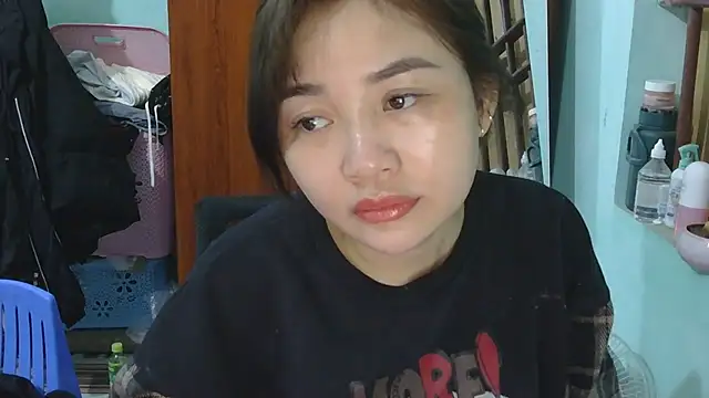 Snapshot of Uhem112 chatting on November 17, 2025, 1:06 pm Uhem112 online show from November 17, 2025, 1:06 pm