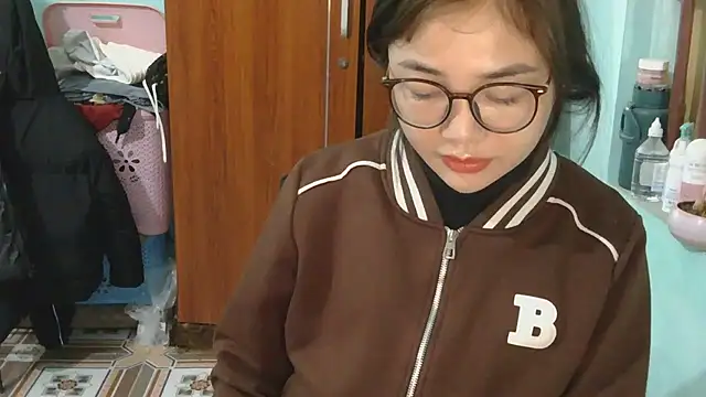 Snapshot of Uhem112 chatting on November 20, 2025, 12:44 am Uhem112 online show from November 20, 2025, 12:44 am