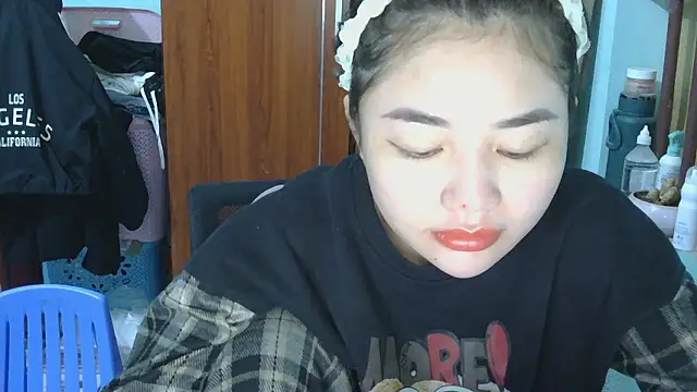 Snapshot of Uhem112 chatting on November 29, 2025, 12:57 am Uhem112 online show from November 29, 2025, 12:57 am