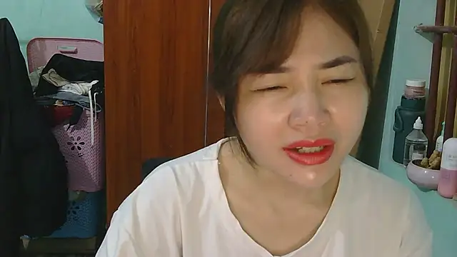 Snapshot of Uhem112 chatting on December 2, 2025, 1:11 am Uhem112 online show from December 2, 2025, 1:11 am