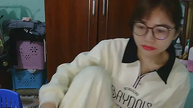 Snapshot of Uhem112 chatting on December 15, 2025, 12:59 am Uhem112 online show from December 15, 2025, 12:59 am