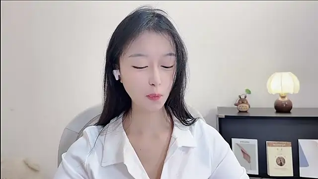 Snapshot of Onechestnut chatting on October 17, 2025, 6:16 am Onechestnut online show from October 17, 2025, 6:16 am