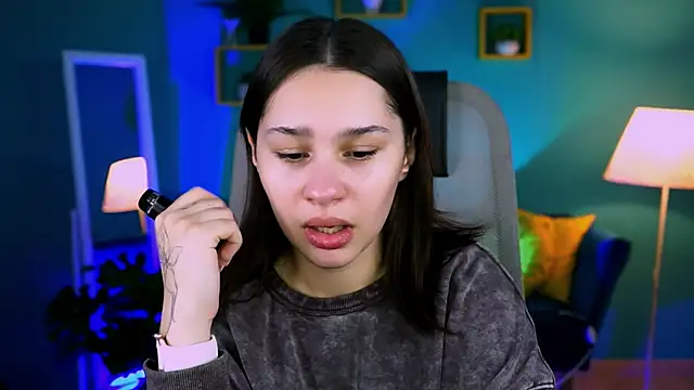 KimClarks  online show from November 11, 2025, 1:11 pm