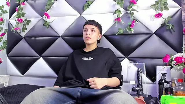 Megan Thompson  online show from October 30, 2025, 2:02 am