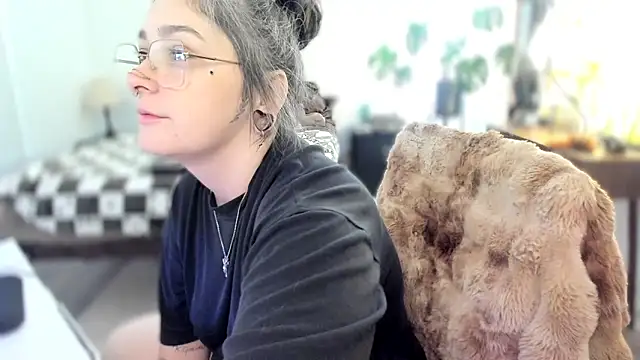 Alix Valentine online show from November 7, 2025, 5:57 pm