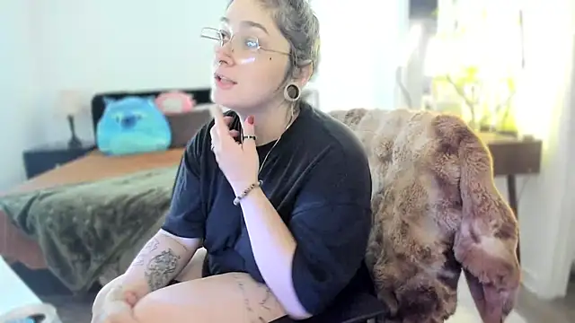 Alix Valentine online show from November 18, 2025, 4:44 pm