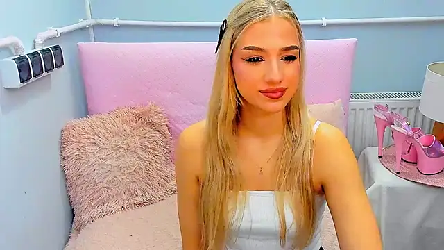 EvetteRose online show from October 10, 2025, 5:45 pm