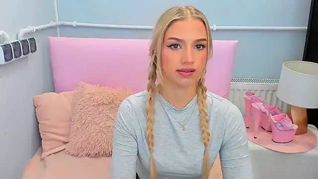 EvetteRose online show from October 28, 2025, 5:04 pm