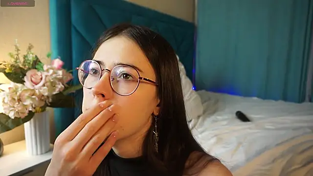 Snapshot of ywixos chatting on December 5, 2025, 2:47 pm ywixos online show from December 5, 2025, 2:47 pm