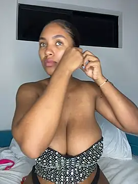 Snapshot of Mia_sweet80 chatting on October 10, 2025, 3:27 am Mia sweet80 online show from October 10, 2025, 3:27 am