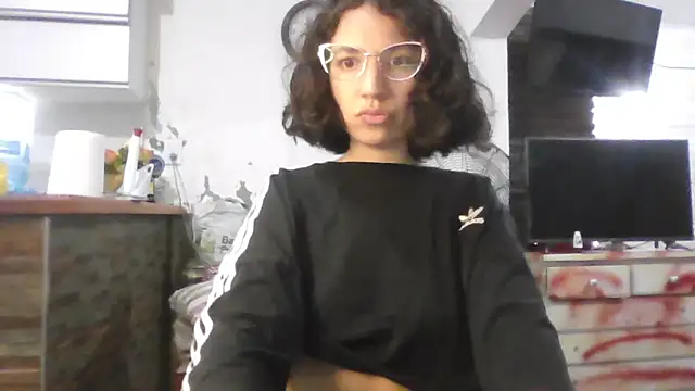 loliporomero online show from November 5, 2025, 1:05 am