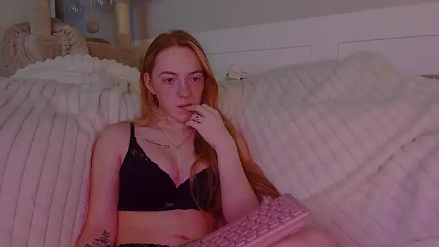 Little-Red21 online show from December 2, 2025, 11:45 pm