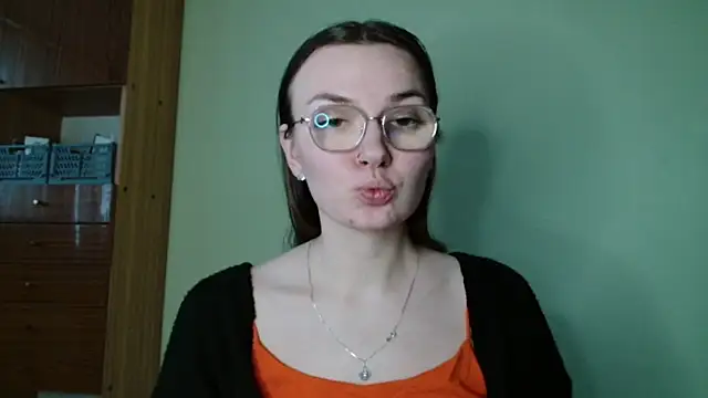 LooveELLYx online show from January 15, 2025, 2:46 pm