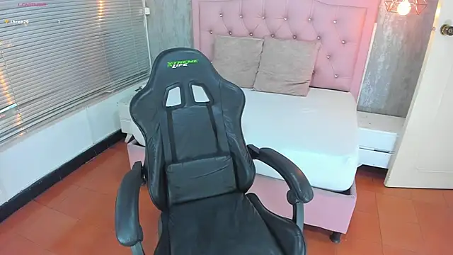 lissa jhonsoon online show from November 7, 2025, 3:06 am