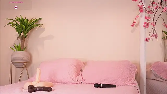 Snapshot of mili_moon_ chatting on October 23, 2025, 12:15 pm mili moon online show from October 23, 2025, 12:15 pm