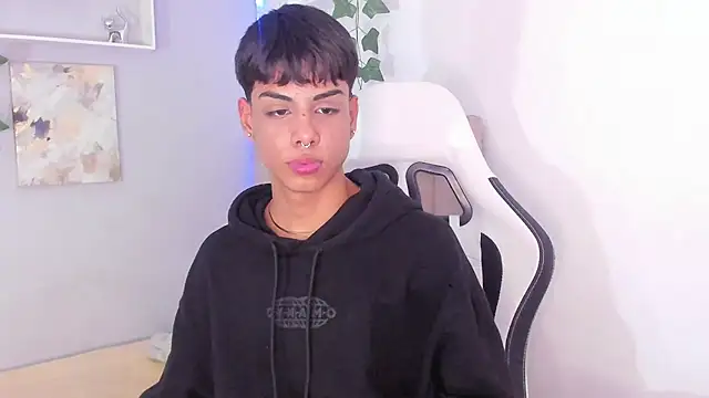 Snapshot of Thomas_wil chatting on September 11, 2025, 4:34 am Thomas wil online show from September 11, 2025, 4:34 am