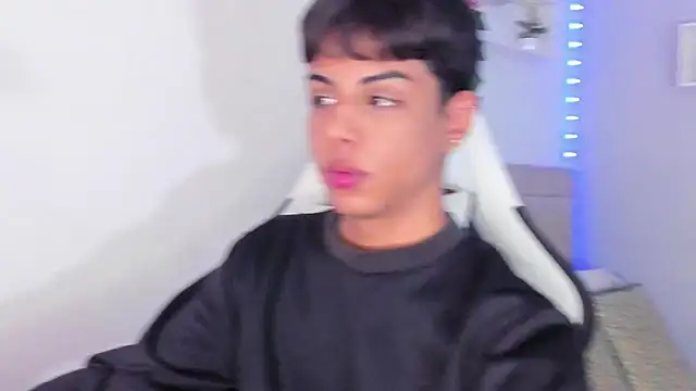 Snapshot of Thomas_wil chatting on October 24, 2025, 6:43 am Thomas wil online show from October 24, 2025, 6:43 am