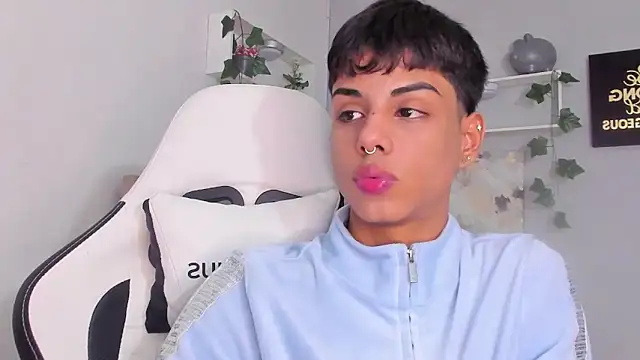 Snapshot of Thomas_wil chatting on November 15, 2025, 3:26 am Thomas wil online show from November 15, 2025, 3:26 am