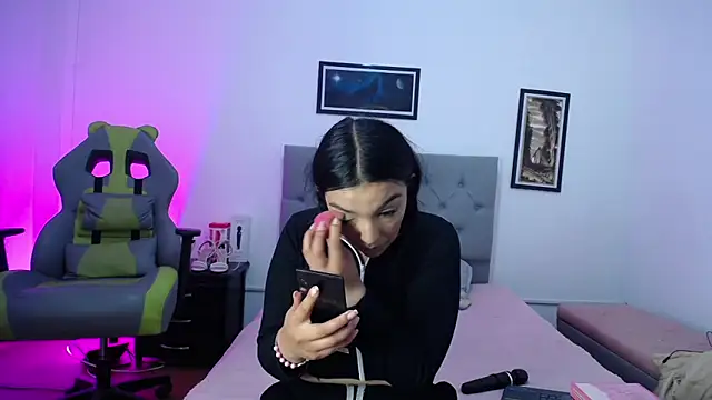 Esmeraldaa- online show from October 16, 2025, 4:13 am