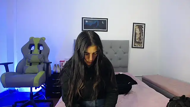 Esmeraldaa- online show from October 28, 2025, 5:00 am