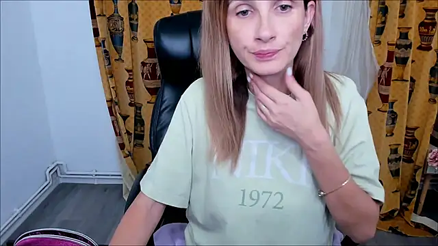 NaughtyWifey1 online show from October 3, 2025, 5:04 am