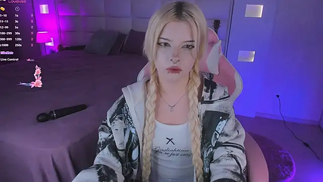 Snapshot of Cuddly_Kitten chatting on September 24, 2025, 10:24 pm Cuddly Kitten online show from September 24, 2025, 10:24 pm