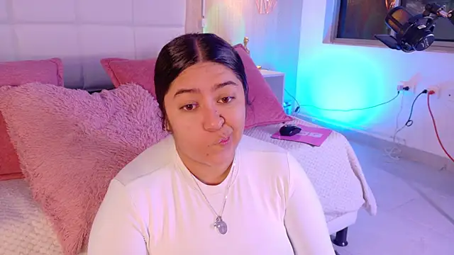 Snapshot of Leah_Bensson chatting on September 15, 2025, 2:50 pm Leah Bensson online show from September 15, 2025, 2:50 pm