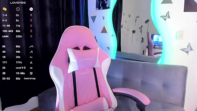 luciamature  online show from November 4, 2025, 9:14 pm