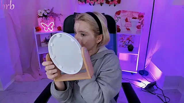 Snapshot of AuroraWrenfield chatting on November 3, 2025, 4:14 am AuroraWrenfield online show from November 3, 2025, 4:14 am