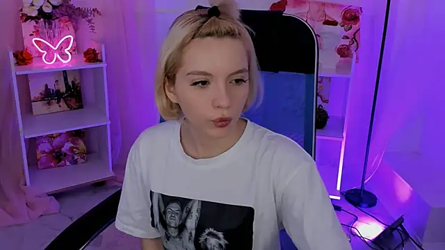 Snapshot of AuroraWrenfield chatting on November 6, 2025, 7:31 am AuroraWrenfield online show from November 6, 2025, 7:31 am