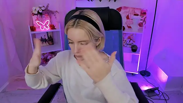 Snapshot of AuroraWrenfield chatting on November 12, 2025, 4:13 am AuroraWrenfield online show from November 12, 2025, 4:13 am