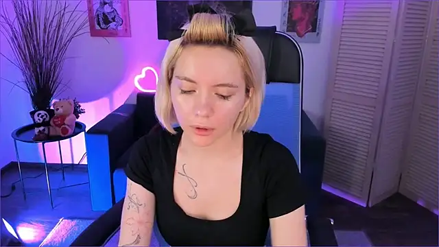 Snapshot of AuroraWrenfield chatting on December 3, 2025, 12:40 am AuroraWrenfield online show from December 3, 2025, 12:40 am