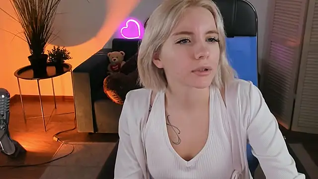 Snapshot of AuroraWrenfield chatting on December 15, 2025, 2:05 am AuroraWrenfield online show from December 15, 2025, 2:05 am