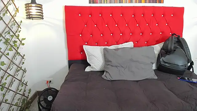 Snapshot of carolinacrus01 chatting on October 23, 2025, 4:06 pm carolinacrus01 online show from October 23, 2025, 4:06 pm