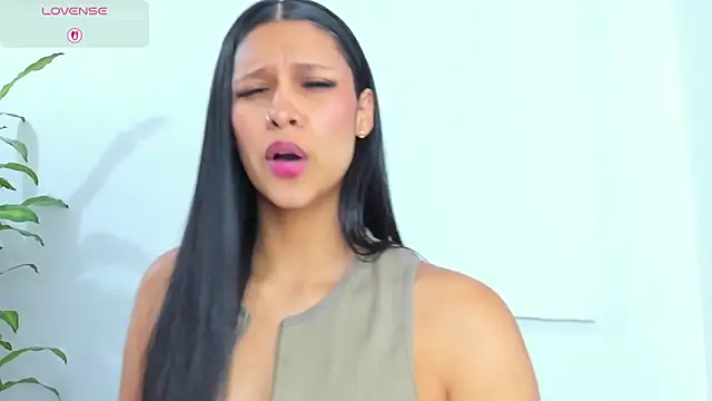 MacarenaSmith online show from December 17, 2025, 11:16 am